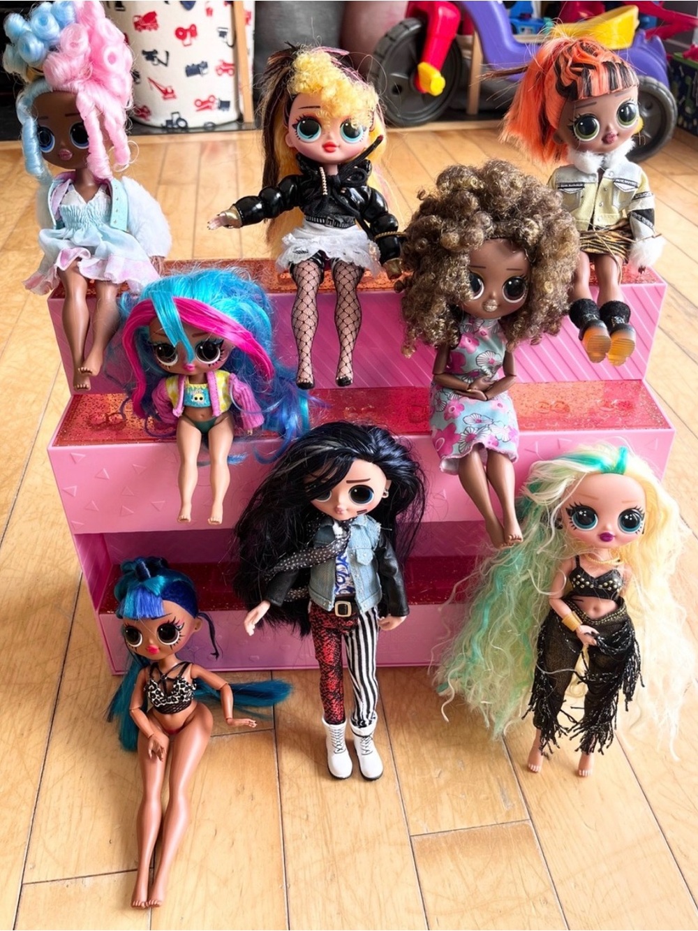 LOL Surprise OMG Doll Bundle – 8 Dolls + Official Display Stand + Kitty Purse!